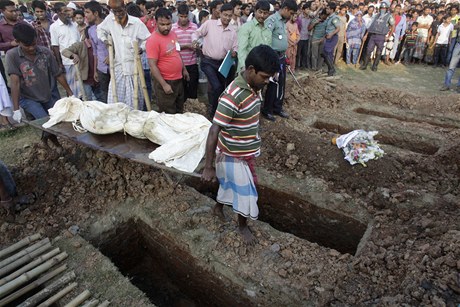 V Dháce pohřbívají oběti požáru