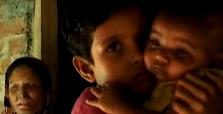 Nurbanu (vlevo) se svými dětmi (snímek převzatý z videa)