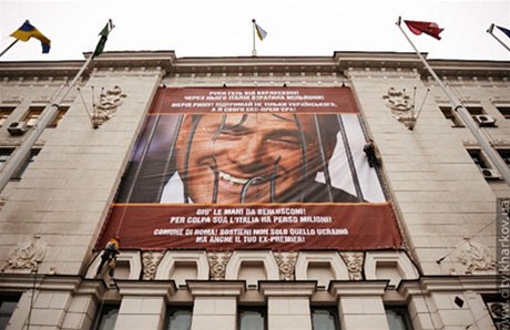 Ukrajinci si na radnici pověsili portrét Berlusconiho