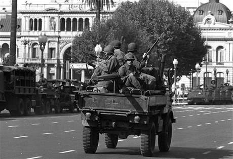 Písluníci argentinské armády hlídkují na Plaza se Mayo v Buenos Aires bhem vojenského pevratu (bezen 1976) 