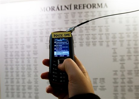 SMS zprávu politikm lze zaslat pímo z mobilu ve výstavní síni DOXu.