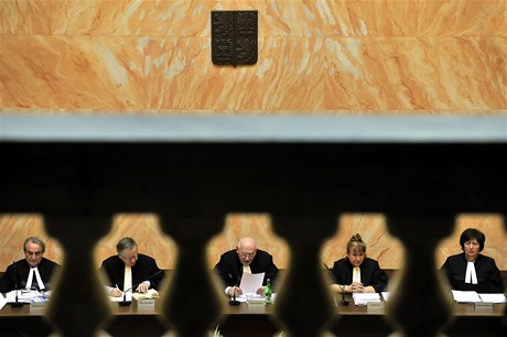 Ústavní soud veejn projednával návrh poslanc SSD na zruení 14 reformních zákon ze sociální, zdravotní i daové oblasti. Na snímku jsou ústavní soudci (zleva) Vojen Güttler, Pavel Holländer, pedseda Pavel Rychetský, Ivana Jank a Dagmar Lastovecká.