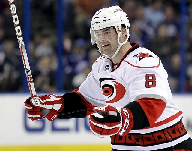 Hokejista Jaroslav �pa�ek v dresu Caroliny Hurricanes