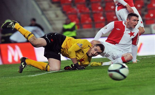 Slavia Praha - Baník Ostrava. Jaromír Zmrhal ze Slavie (vpravo) a branká Slavie Martin Berkovec