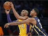 Kobe Bryant (24) Los Angeles Lakers je bránn hráem Indiana Pacers Paulem Georgem