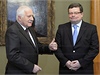 Prezident Klaus a odstupující ministr obrany Alexandr Vondra.