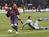 Fotbalista Barcelony Lionel Messi obeel brankáe Andreje Dykana a skóruje do branky Spartaku Moskva
