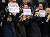 Fanouci fotbalist Chelsea protestují proti novému trenérovi Rafaelu Benítezovi