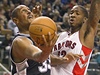 Basketbalista Toronta Raptors Ed Davis (vpravo) a Boris Diaw ze San Antonia Spurs 