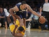 Basketbalista Indiany Pacers George Hill (v modrém) a Chris Duhon z Los Angeles Lakers