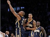 Basketbalisté Indiany Pacers George Hill (vleco) a David West