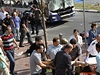 Záchranái odnáejí zrannou enu. Pi atentátu autobusu v Tel Avivu byli ti lidé zranni tce.