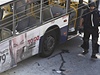 Policista stojí u rozbitého autobusu v Tel Avivu.