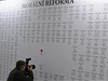 Tablo s ísly politik - tahák výstavy Ztohoven v DOXU.