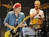 Keith Richards (vlevo): prsteny, etzy a kytara. A Charlie Watts: bílé triko a bubny.