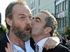 Hugo Weaving (vlevo) je s plnovousem tém k nepoznání. Na snímku ho líbá James Nesbitt 