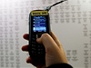 SMS zprávu politikm lze zaslat pímo z mobilu ve výstavní síni DOXu.