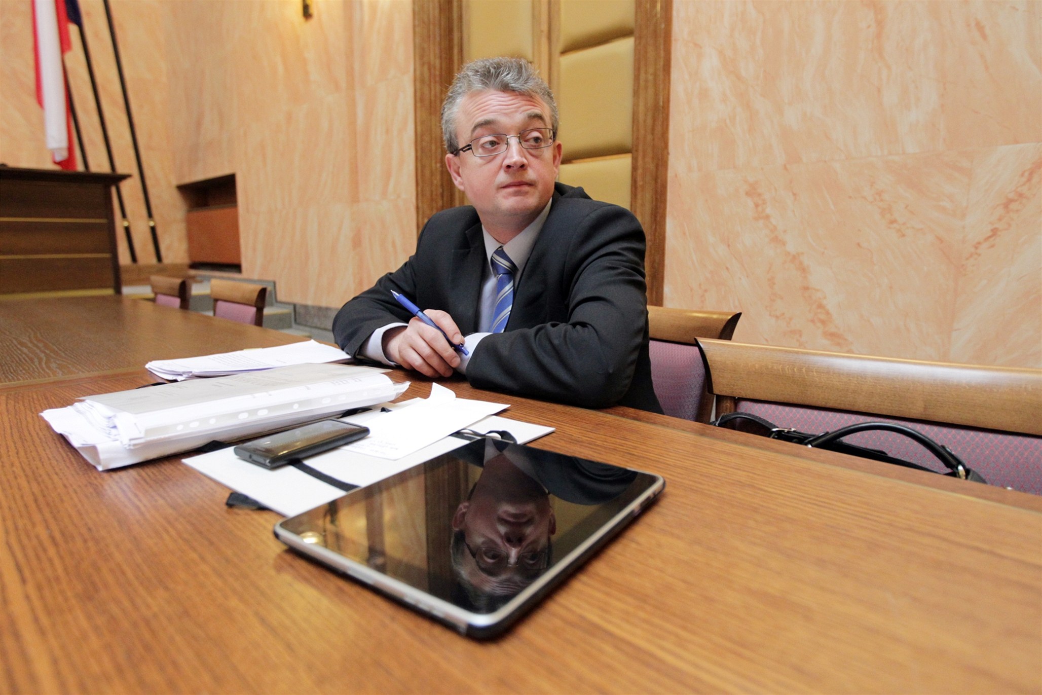 Poslaneckou sn�movnu u soudu reprezentoval poslanec Marek Benda (ODS). 