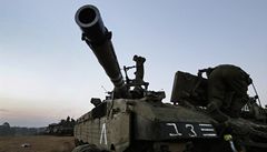 Izraelské tanky ped pásmem Gazy. Pozemní intervenci te Izrael prý neplánuje