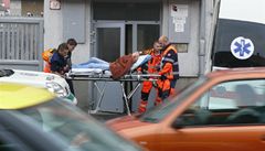 Záchranka odvá�í �enu v �oku. 