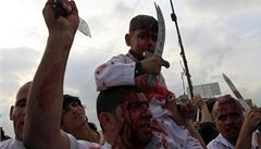 Šíité tvoří mezi muslimy 15 procent, v Iráku a Íránu jsou však ve většině. Záběry z procesí v Bagdádu. 