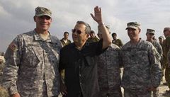 Izraelský minsitr obrany Ehud Barak s americkými vojáky v Západním Jeruzalémě.