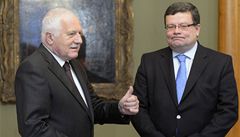 Prezident Klaus a odstupující ministr obrany Alexandr Vondra.