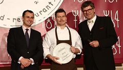 �éfredaktor Lidových novin Dalibor Bal�ínek (vlevo) p�edává cenu Old�ichu Sahajdákovi z restaurace La Degustation Boheme Bourgeoise. Vpravo stojí tv�rce �eb�í�ku Pavel Maurer.