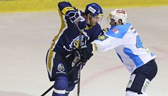 Rytí�i Kladno - Plze�. Jaromír Jágr z Kladna (vlevo) a Jan Ková� z Plzn�