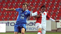 Slavia Praha - Baník Ostrava. Milan Nitrianský ze Slavie (vpravo) a Petr Mach z Baníku