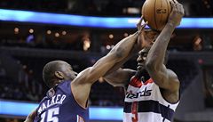 Basketbalista Washingtonu Wizards Martell Webster (vpravo) a Kemba Walker z Charlotte Bobcats