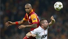 Fotbalista Galatasaraye Istanbul Felipe Melo a Tom Cleverley z Manchesteru United
