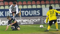 Píbram - Sparta Praha. Útoník Sparty Tomá Pikryl (nahoe), píbramský obránce Jakub Jugas a branká Ale Hruka