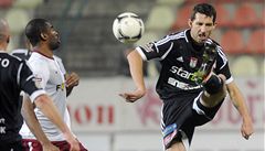 Píbram - Sparta Praha. Útoník Sparty Léonard Kweuke (vlevo) a píbramský obránce Tomá Hájovský