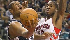 Basketbalista Toronta Raptors Ed Davis (vpravo) a Boris Diaw ze San Antonia Spurs 