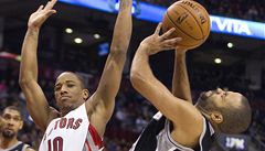 Basketbalista Toronta Raptors DeMar DeRozan (vlevo) a Tony Parker ze San Antonia Spurs 