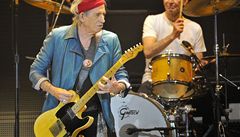 Keith Richards (vlevo): prsteny, etzy a kytara. A Charlie Watts: bílé triko a bubny.