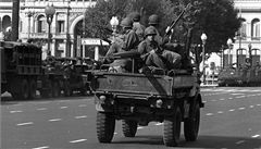 Písluníci argentinské armády hlídkují na Plaza se Mayo v Buenos Aires bhem vojenského pevratu (bezen 1976) 