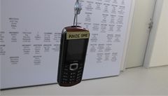 Mobilní telefon v galerii DOX, ze kterého lze zasílat sms poslancm i prezidentovi.