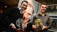 Olympijský vít�z Jaroslav Kulhavý (vpravo) a úsp�ný paralympionik Ji�í Je�ek p�evzali Cenu Roberta Bakalá�e za p�ínos pro �eskou cyklistiku.