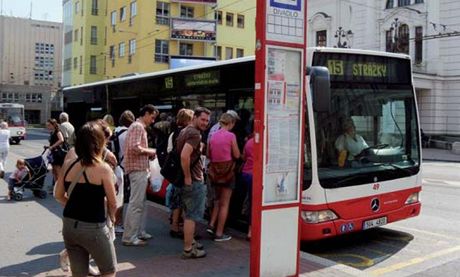 Autobus znaky Mercedes steck mstsk hromadn dopravy - ilustran foto. 