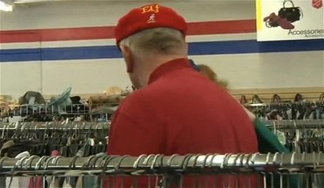 Červená čepice, červené tričko. Tajemný dobrodinec rozdává v obchodě peníze. 