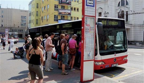 Autobus znaky Mercedes ústecké mstské hromadné dopravy - ilustraní foto. 