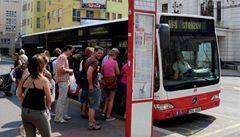 Autobus znaky Mercedes ústecké mstské hromadné dopravy - ilustraní foto. 