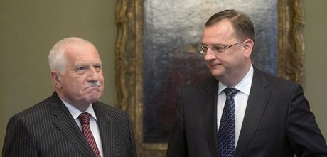 Prezident republiky Václav Klaus pijal Petra Nease a z jeho rukou pevzal demisi ministra obrany Alexandra Vondry. 