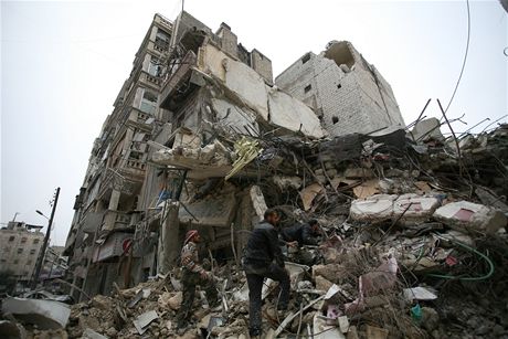 Nálety zniená budova v Aleppu.