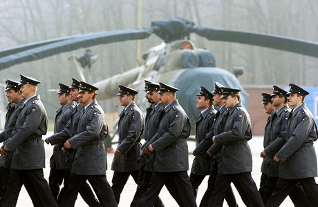Armáda k 1. lednu 2014 opustí letit v Perov (na archivním snímku z roku 2004). 