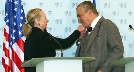 Karel Schwarzenberg pivítal v Praze ministryni zahranií USA Hillary Clintonovou na její poslední zahraniní cest ve funkci.