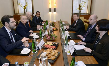 Americk delegace Hillary Clintonov a velvyslance Normana Eisena jednala tak se zstupci opozice Bohuslavem Sobotkou a Lubomrem Zaorlkem.