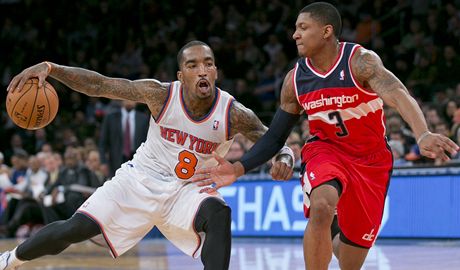 Basketbalista New Yorku KnicksJ.R. Smith (vlevo) a Bradley Beal z Washingtonu Wizards 